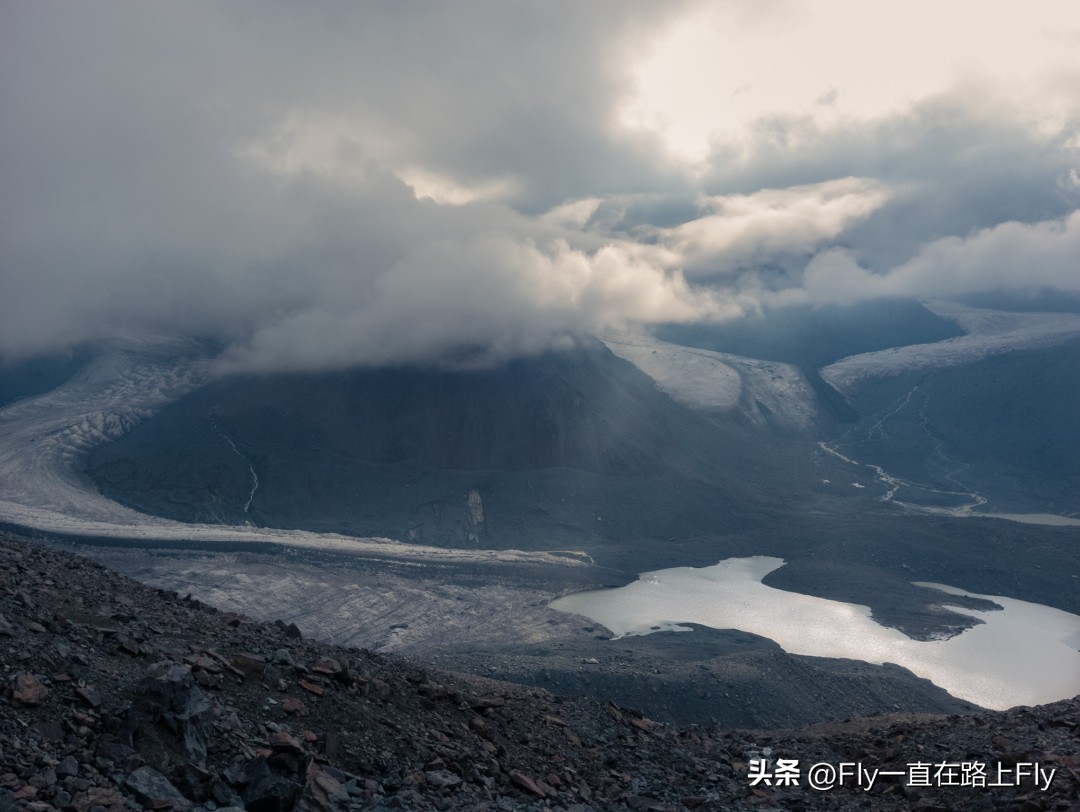 穿越博格达峰脚下冰湖之旅,徒步穿越新疆博格达峰
