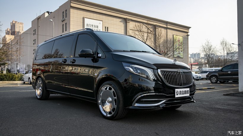 银色奔驰威霆改迈巴赫双拼色,威霆国六内饰改成迈巴赫款式