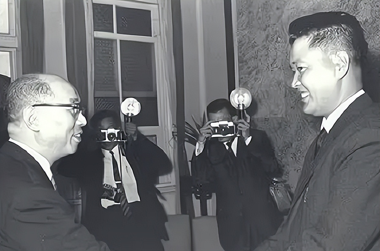 空军中尉落地台湾，看到荷枪实弹的国军包围过来，朝自己头部开枪