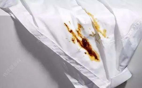 衣服溅到油渍隔了几天怎么洗,吃饭油渍溅衣服上了怎么快速去除