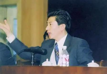 东北“巨骗”*相贵陈**陨落史:开悍马买182万手机号,08年锒铛入狱