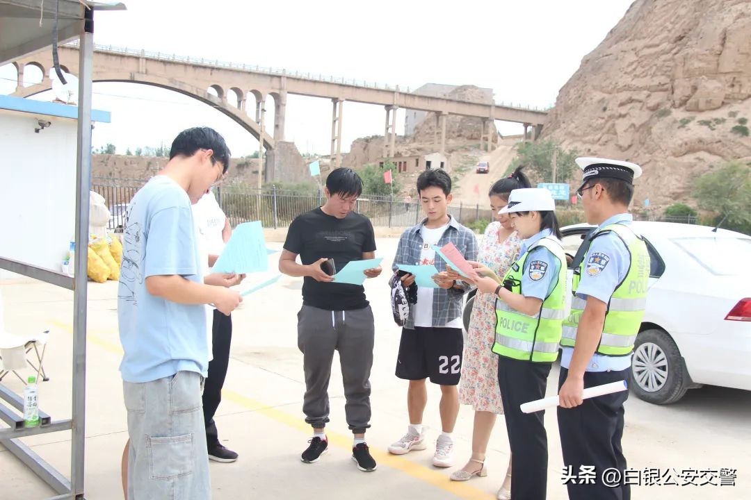 【暑期交通安全】暑期迎来“学车热”交警宣传进驾校把好安全“方向盘”