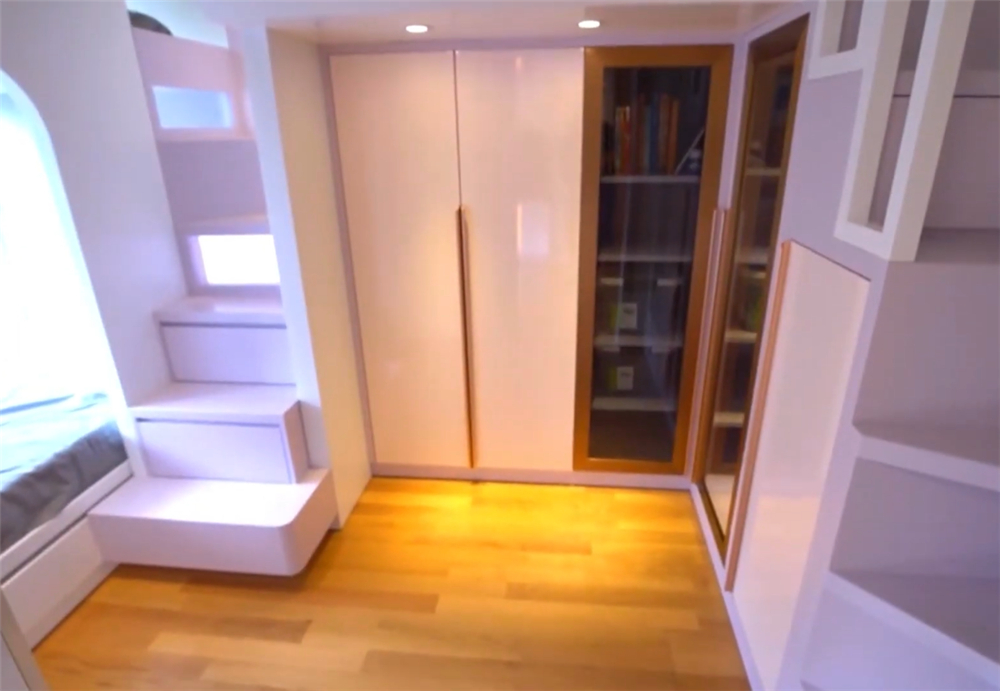 香港一家4口居住110尺劏房,香港一家五口住在豪宅