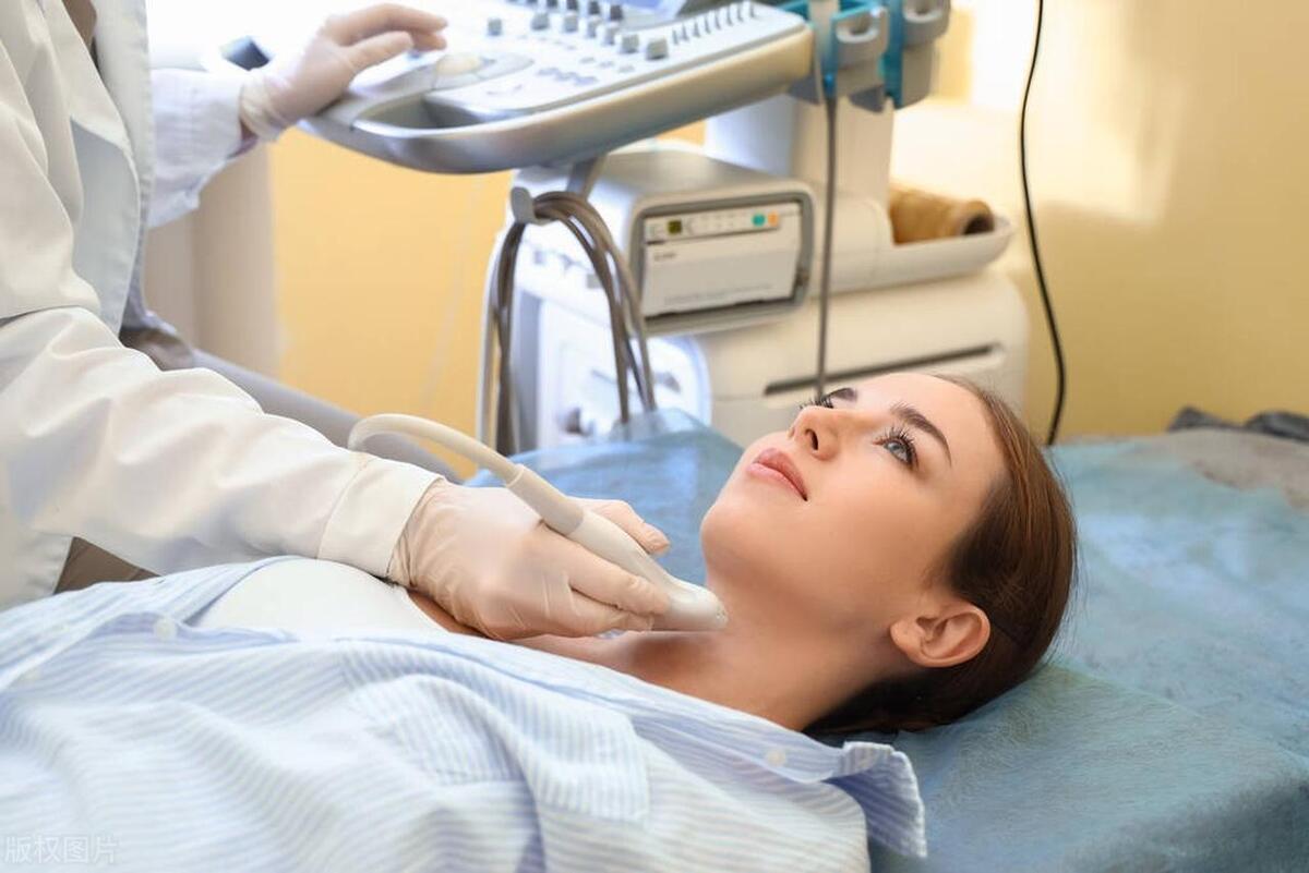 提醒：喉咙若有这3种症状，不是“咽炎”，可能是甲状腺癌上身