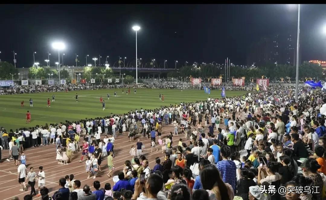 直击贵州村超足球之夜小学生,贵州青少年足球比赛视频