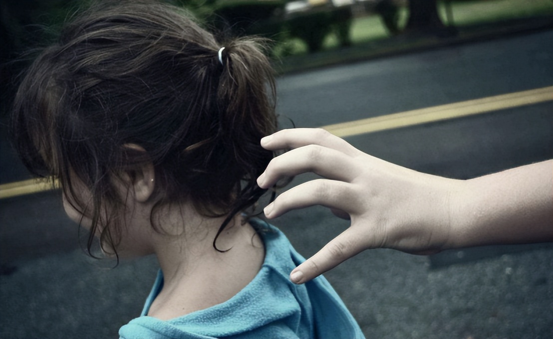 惊爆！大学毕业生公交车上猥亵女童，说考研失败背后的刺激追求！