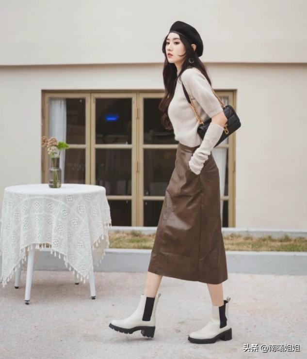 杨幂穿的鞋子马丁靴,杨幂同款鞋子厚底小白鞋