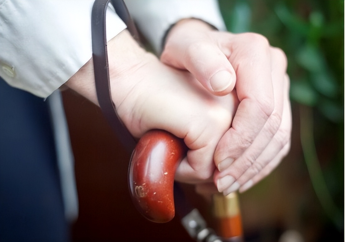 脑梗塞引起的焦虑症怎么办,脑梗塞发作时最迫切的急救方法是