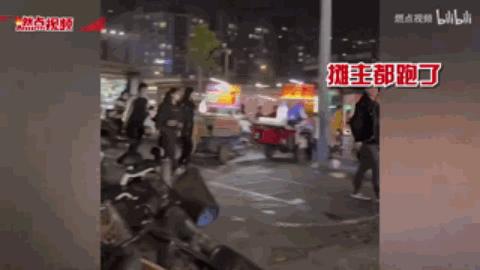 年轻人吃路边摊时遇到老板跑路,男子吃路边摊老板跑路后续