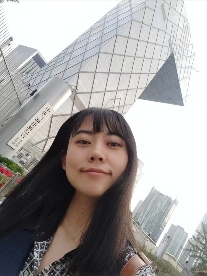 我央视导演，业余开滴滴、网店，做很多副业，一有时间就想着赚钱