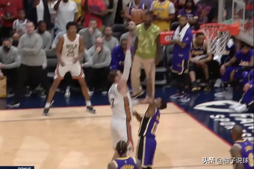 詹姆斯错失3分湖人惨遭绝杀,湖人附加赛詹姆斯