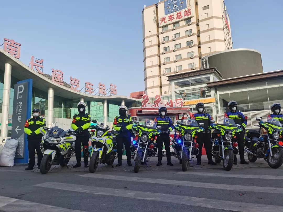 济南交警全力守护春节道路平安,交警圆满完成春节交通安保工作