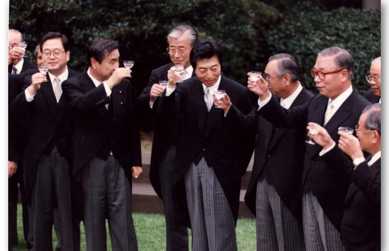 日本前首相街头演讲无人听,日本首相发传单