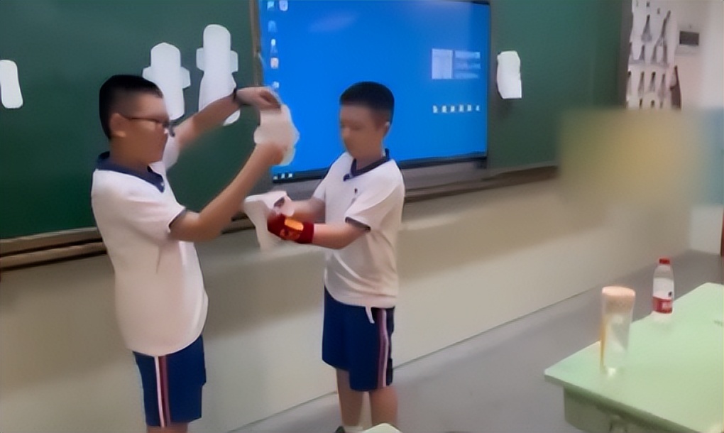 被骂上热搜的“卫生巾”，月经羞耻吗？怎么来个例假就羞耻了呢