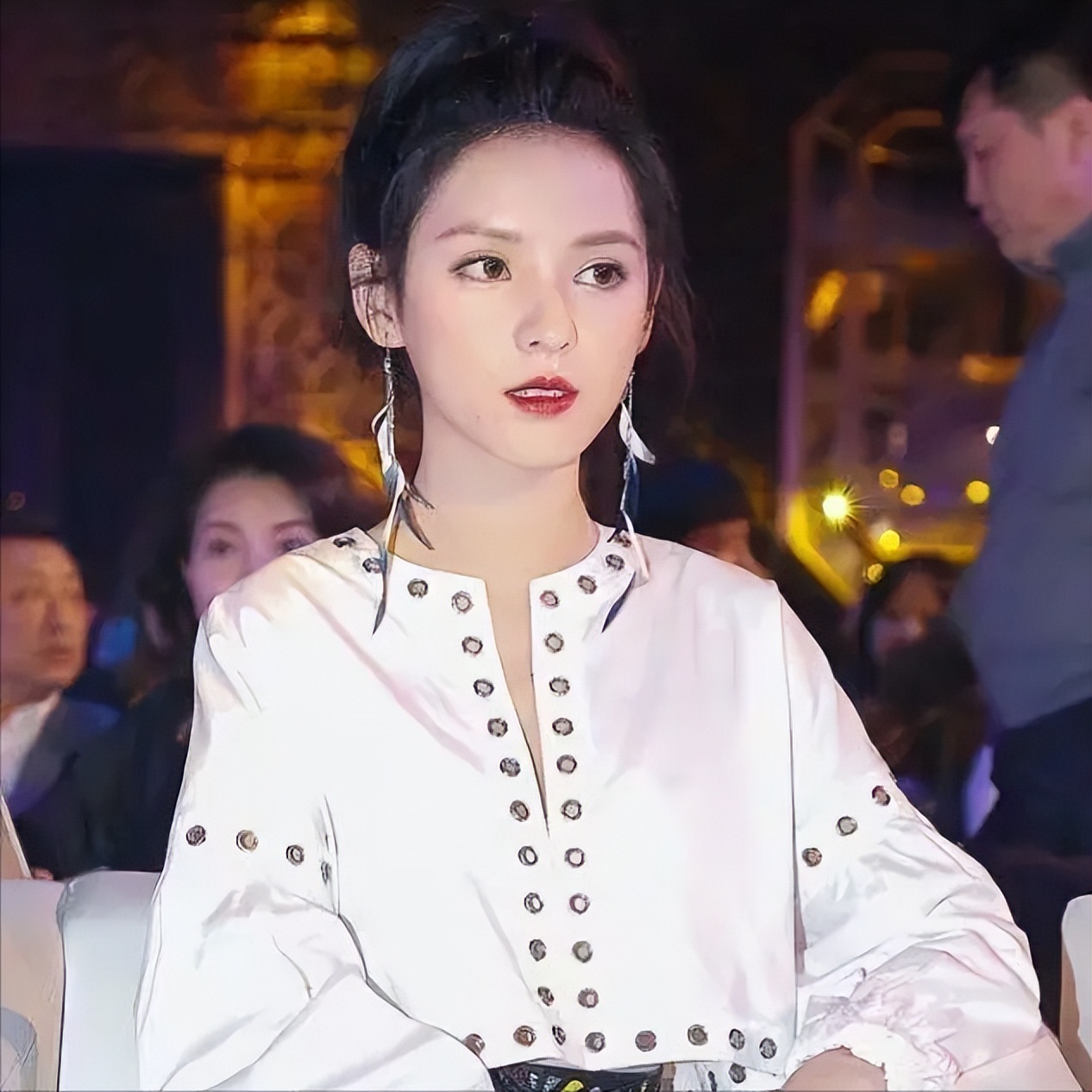 王思聪疑借好友900多万手表炫富，身边女伴颜值普通，身份惹热议