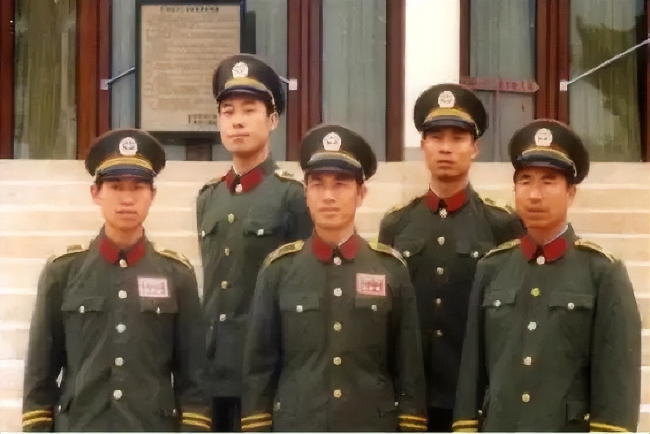 民警潜伏毒窝被发现,25岁民警猝死在派出所