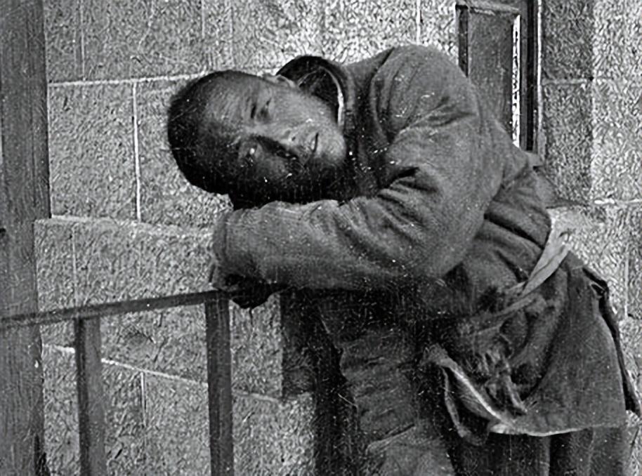 女子穿侵华日军服装摆拍新闻视频,女子身着日本侵华军装露脸