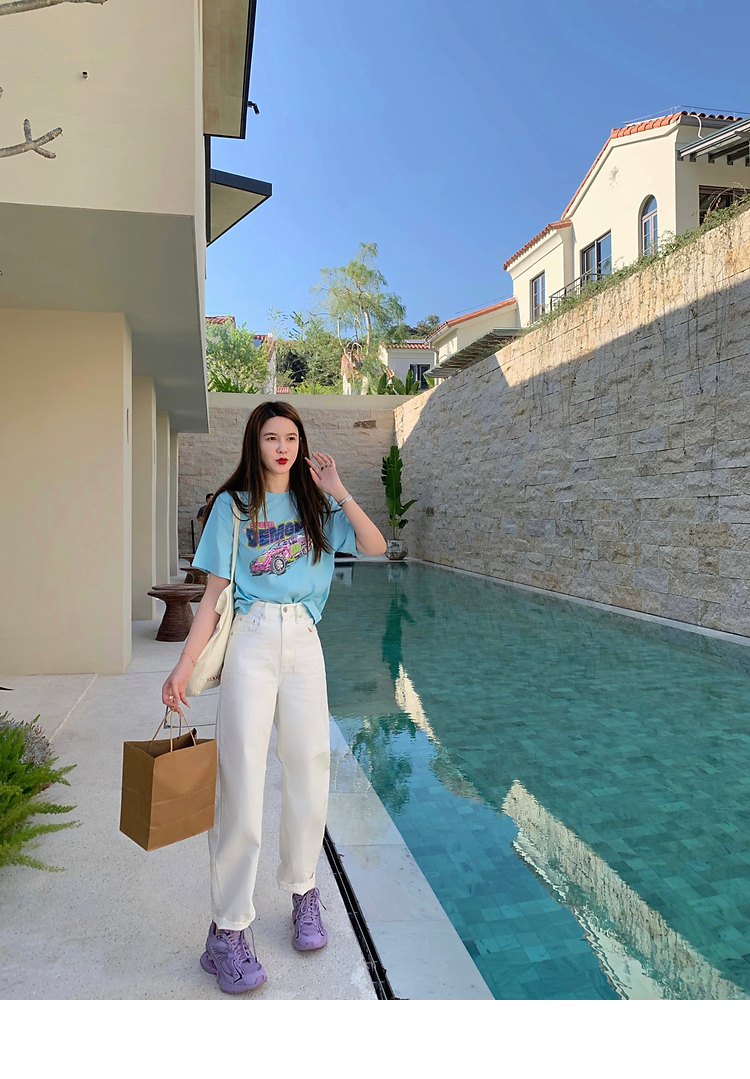 白t恤搭浅蓝色破洞裤子,咖啡色裤子可以搭浅蓝色t恤