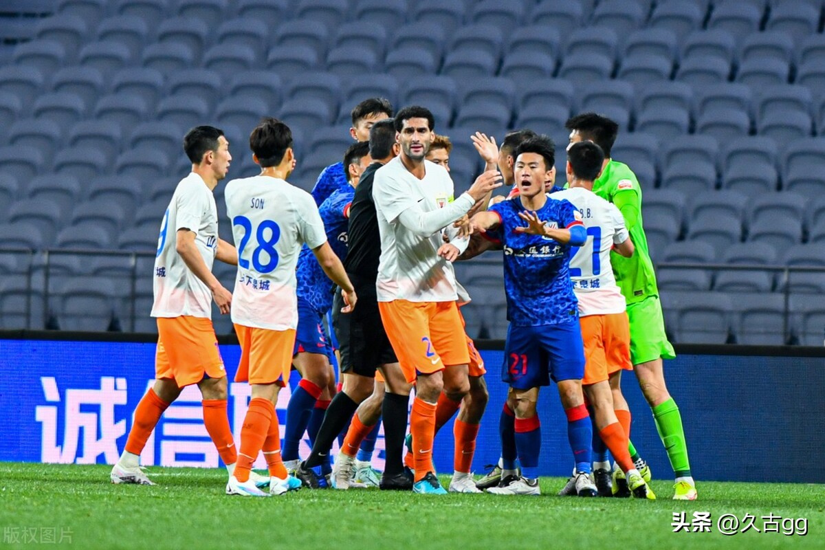 嘴硬？输球+8黄1红吴金贵心不甘，马镇一拳或“打蒙”扬科维奇