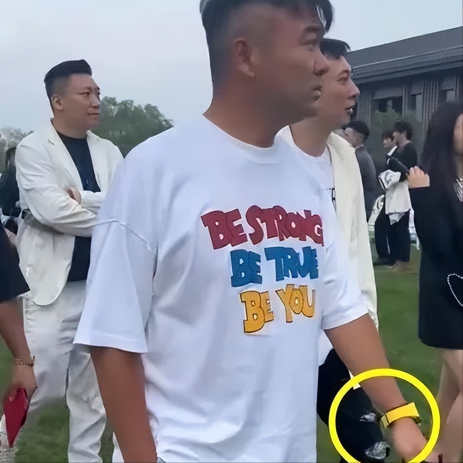 王思聪疑借好友900多万手表炫富，身边女伴颜值普通，身份惹热议