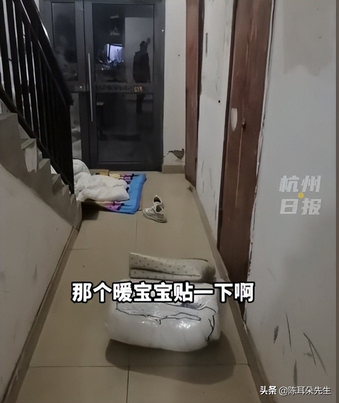 男子深夜看到大白打地铺，送被单暖宝宝放地上，这样很不卫生