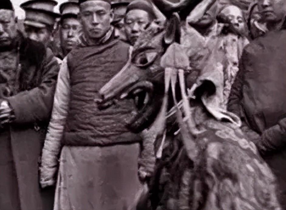 日军当着国军的面杀俘虏,日军侵华兽行