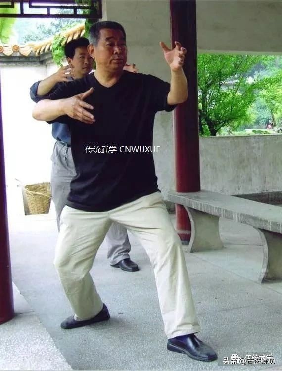 站桩如何松肩,站桩20分钟身体就变僵了