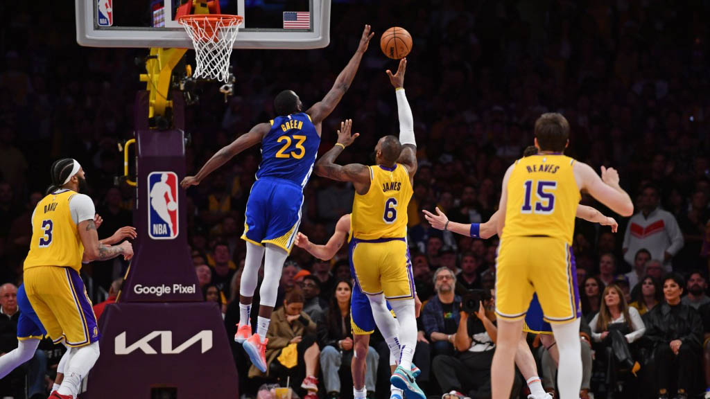 真碰到专业!勇士最后一攻正是汉姆“成名”战术,浓眉防空气成功