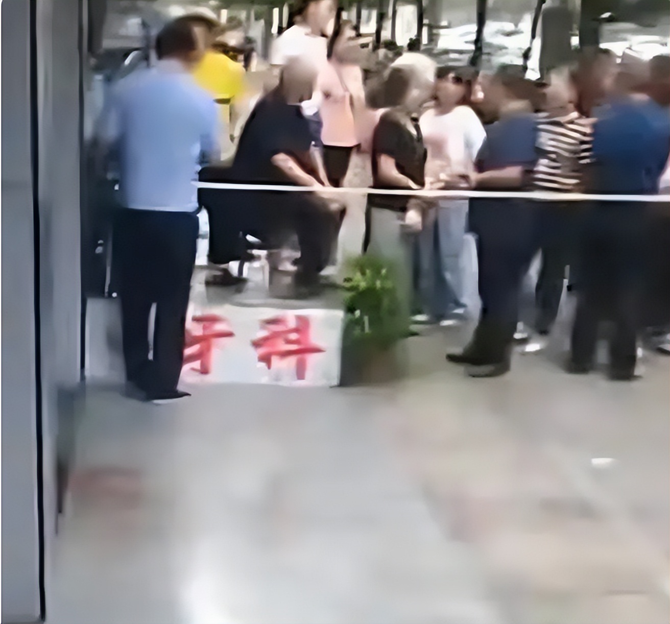 深夜突发：收费太高，一女子把医生“抹脖子”后割腕自杀