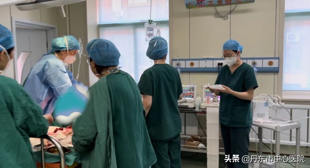 共同·抗疫|疫情下，丹东市中心医院分娩室成功分娩并抢救一足月双胎妊娠初产妇