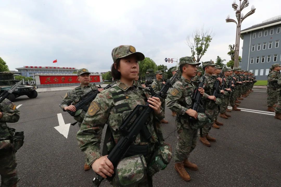 一组镜头，看看夏日军营的别样青春