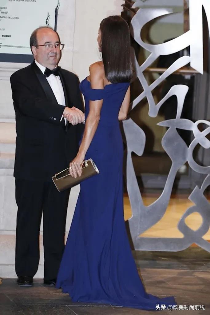 莱后,莱后最新红装照片