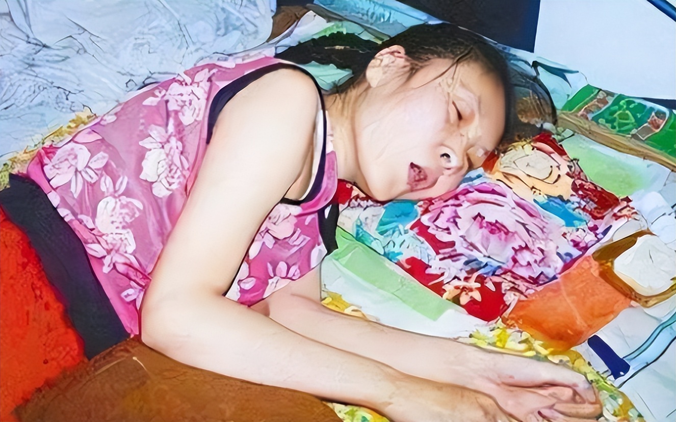 08年,河北女孩“瘫痪”卧床20年,姐姐安上监控后,戳穿多年*局骗**
