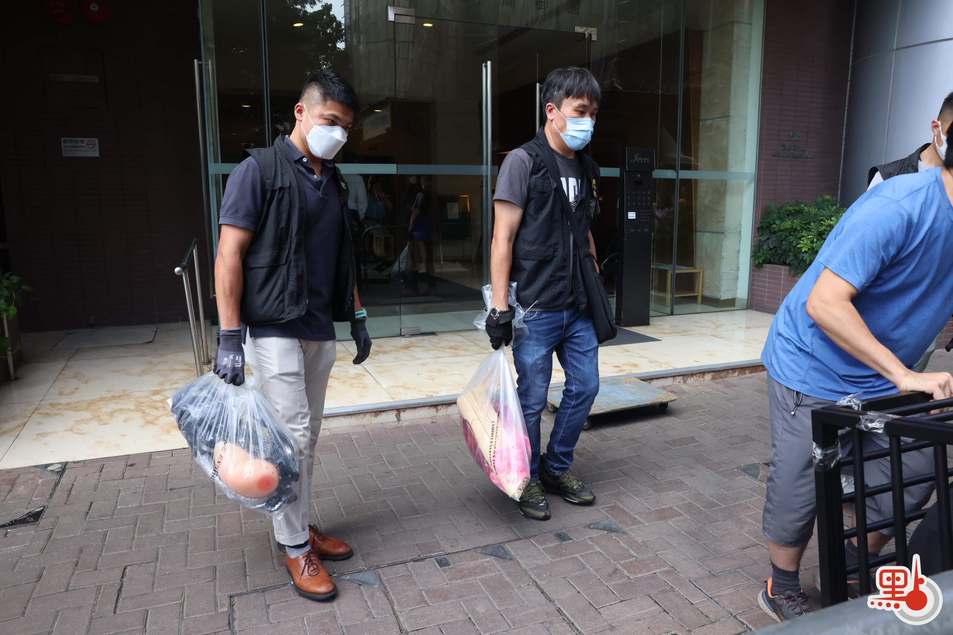 香港警察拘捕2名乱港分子！在涉案医生住所搜出大铁笼等SM用品