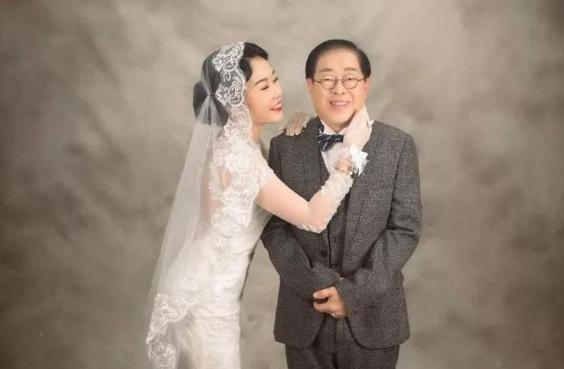 57岁富婆嫁小19岁老公生下三胞胎,57岁富婆嫁给丈夫后生三胞胎