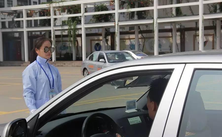 18岁男生被驾校女生教练猥亵,下半身被咬出血:那个女人就像疯狗