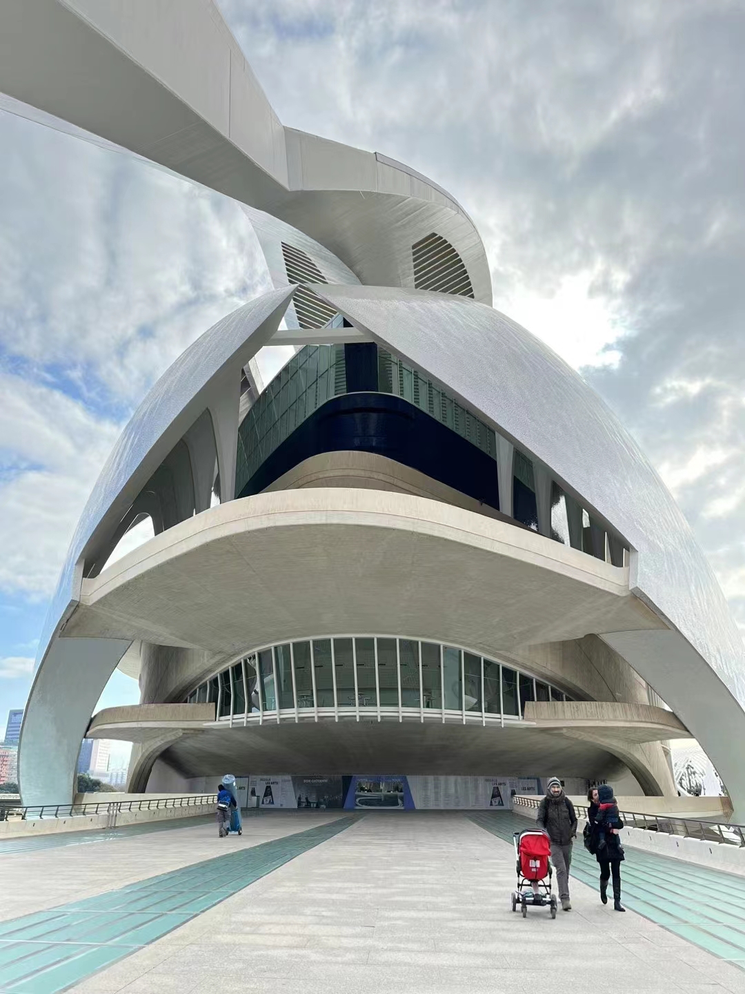 彩色旅图·西欧纪行｜瓦伦西亚的情人节，小贩在饭店外面卖鲜花