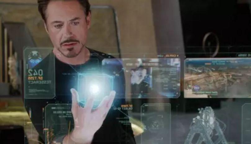 在泳池里掏出透明手机，我的笑容渐渐消失......