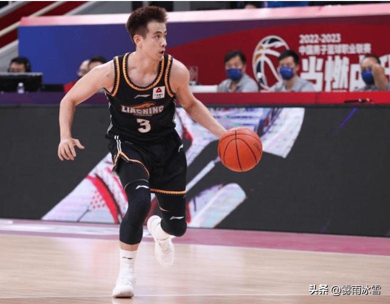 赵继伟拎鞋防守,赵继伟鞋掉了防守