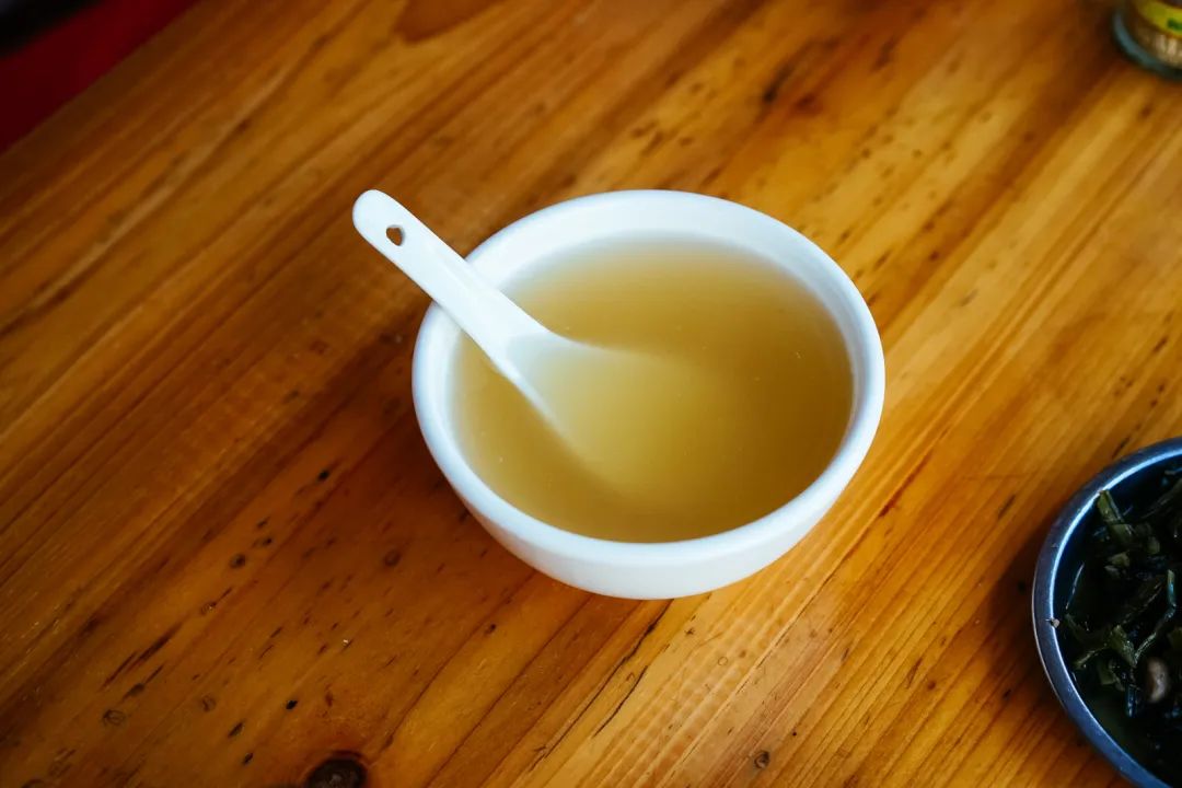 早餐烤乳猪，海鲜论盆卖？这座海岛小城舒坦得有点离谱了