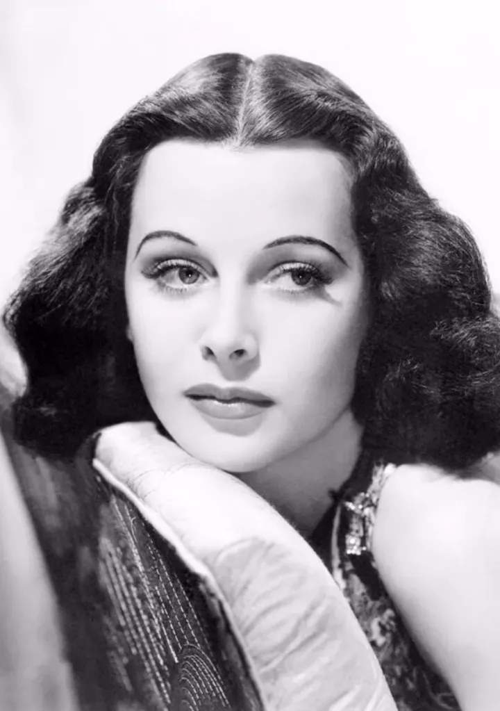 她是好莱坞第一位*星艳**，3.5亿卖出一个吻，却发明WiFi震惊世界