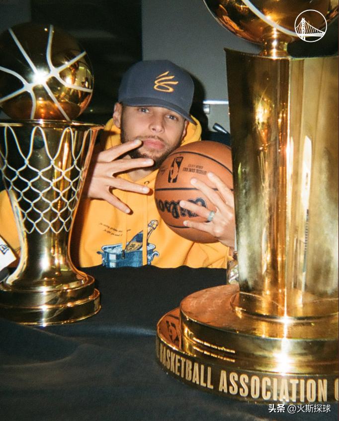库里晒全明星球衣照片,库里晒fmvp奖杯照片