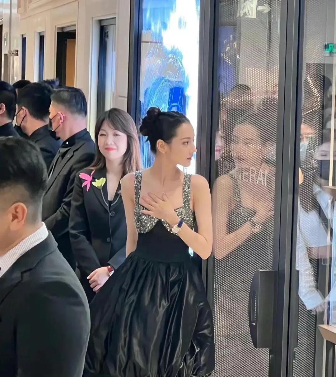 热巴露肩露腰,热巴为什么不露细腰