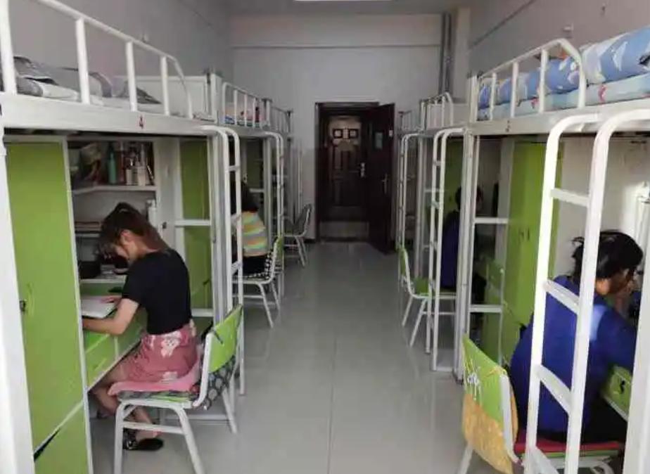 毕业离校舍友挥泪告别,盘点大学毕业舍友分开时