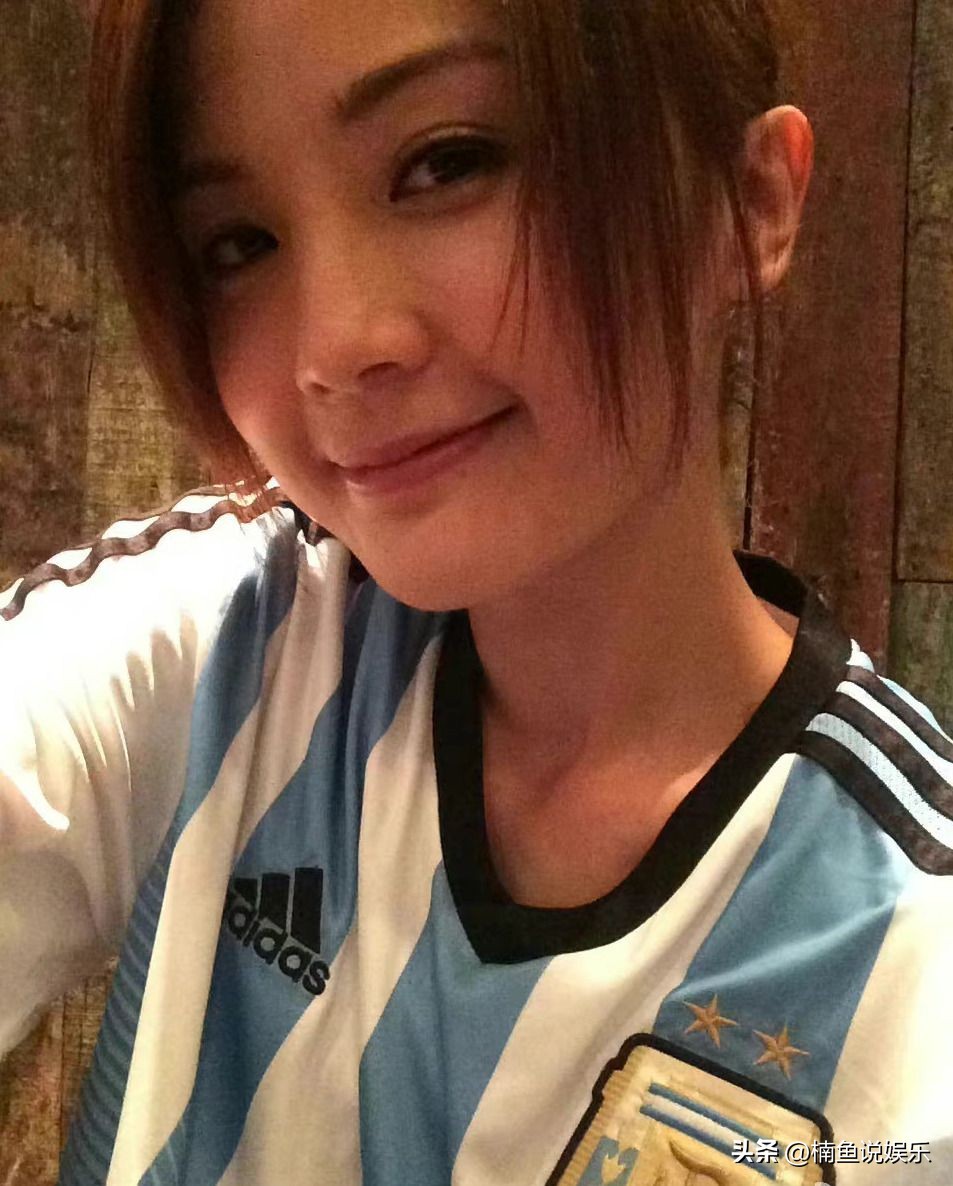 梅西单手高举世界杯奖杯,阿sa签名照片