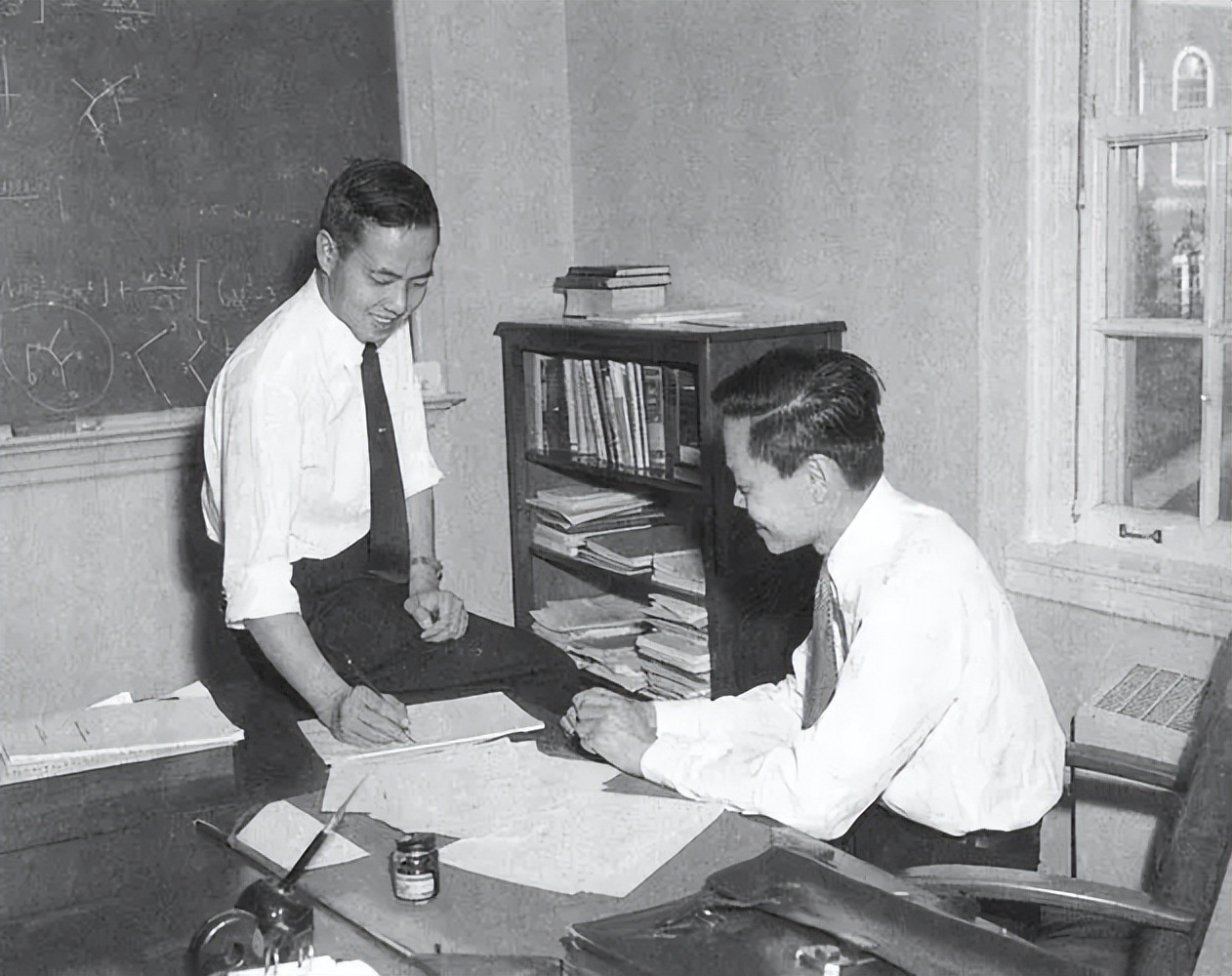 爱因斯坦为什么转美国国籍,爱因斯坦为什么转入美国国籍