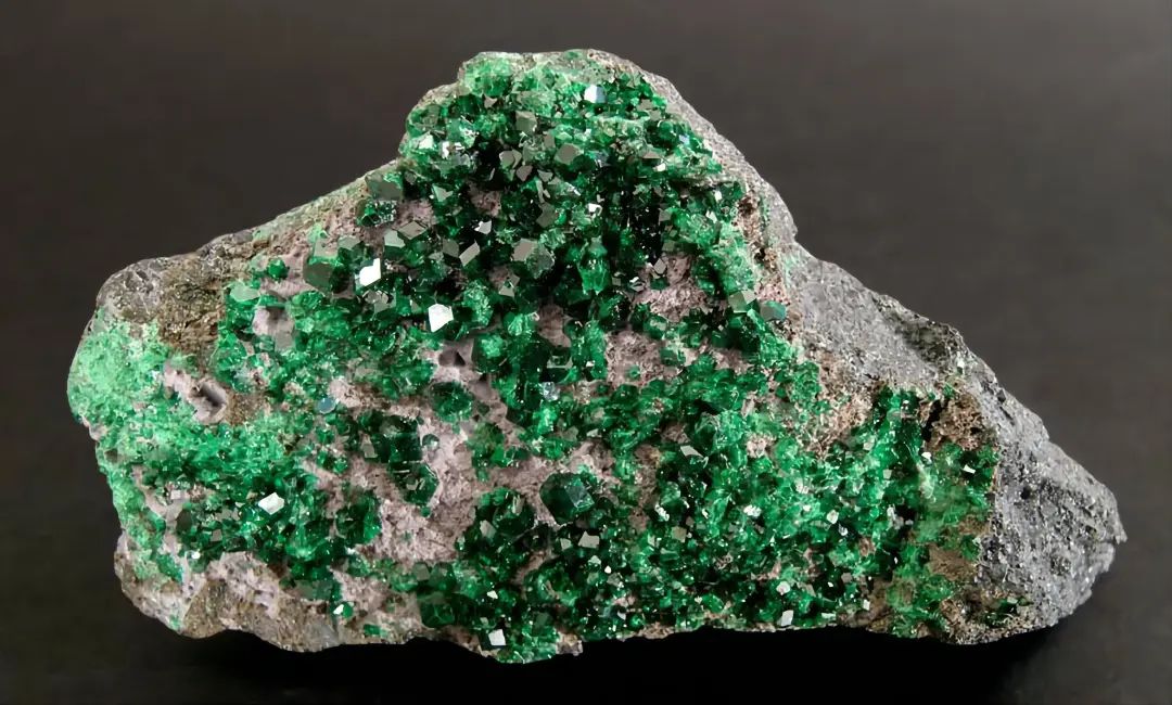 高端宝石级的石榴石,石榴石明星