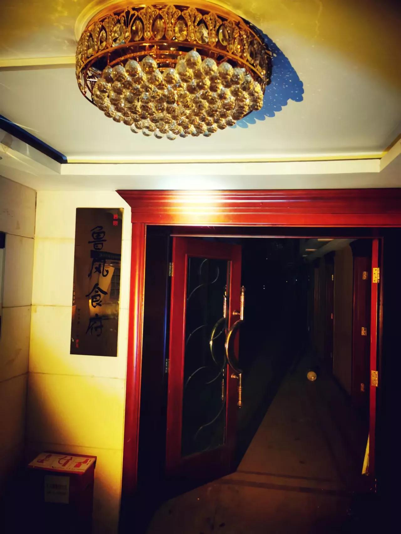 废弃的酒店照片,废弃酒店还有灯