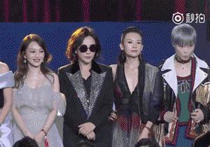 “大秀*光春**”还不害臊，深V露背都不遮掩，这群女明星全员养眼！