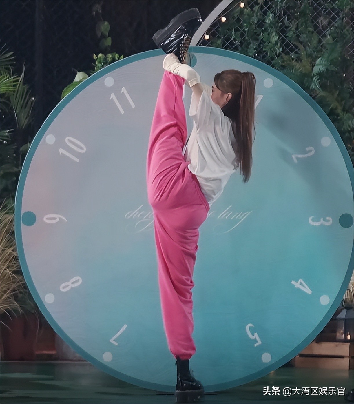 浪姐2左小青表演空中劈叉,浪姐劈叉接力完整版